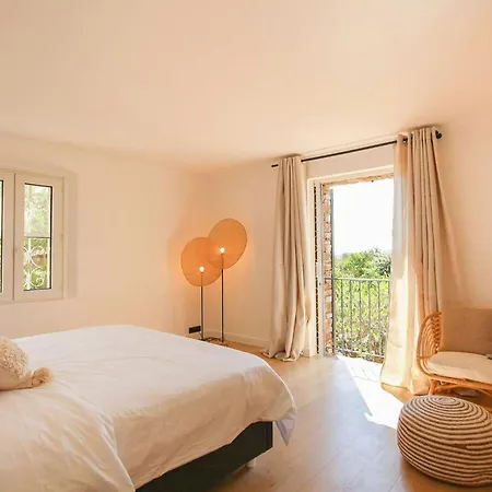 Three-level Overlooking Saint-tropez